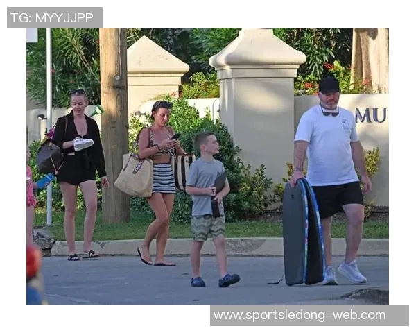 埃文斯度假时接到弗莱彻电话与卡里克鲁尼共度时光 埃文斯度假时接到弗莱彻电话与卡里克鲁尼共度时光